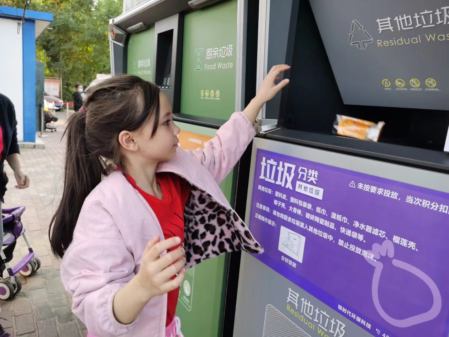 高科技與高顏值并存的智能垃圾分類箱，你身邊有了嗎？
